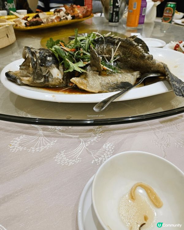 往澳門一間海鮮酒樓同一班舊同事一齊聚餐，三圍枱，大約 36人...