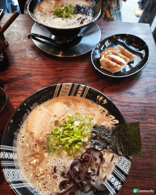 位於博多車站附近嘅一双拉麵店,每日由早上到晚上亦唔少人排隊等...