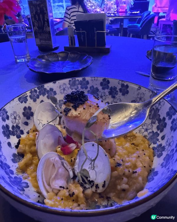 有旋轉音樂盒嘅生日甜品，打卡超靚，好特別難忘