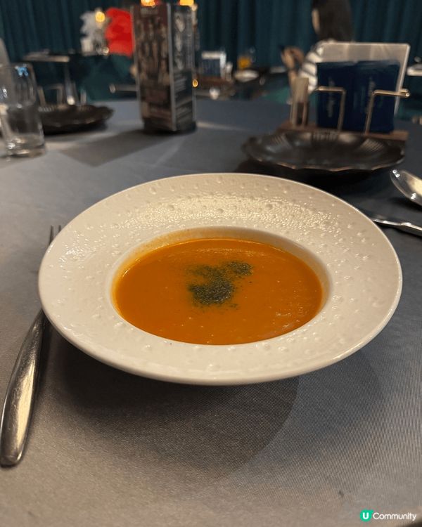 有旋轉音樂盒嘅生日甜品，打卡超靚，好特別難忘