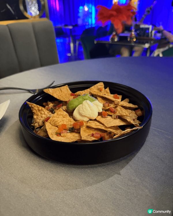 有旋轉音樂盒嘅生日甜品，打卡超靚，好特別難忘