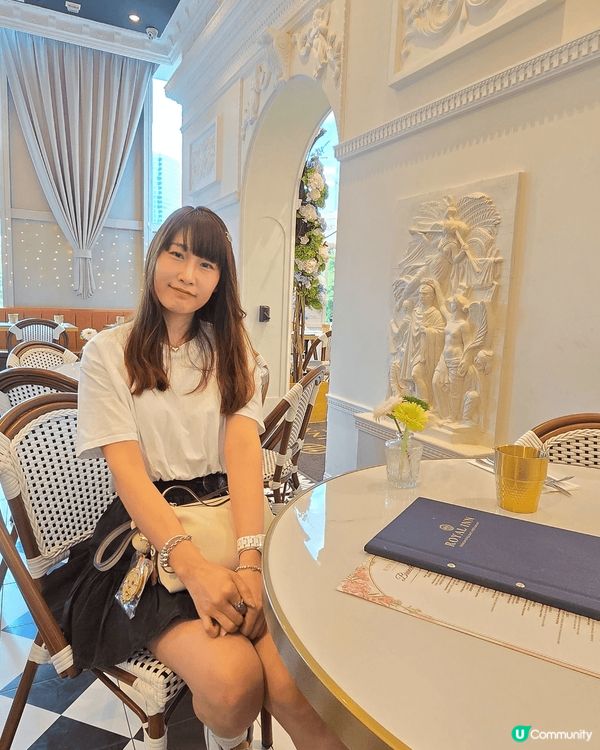 這家位於尖沙咀The one 一身裝潢以歐洲宮廷風既設計來作...