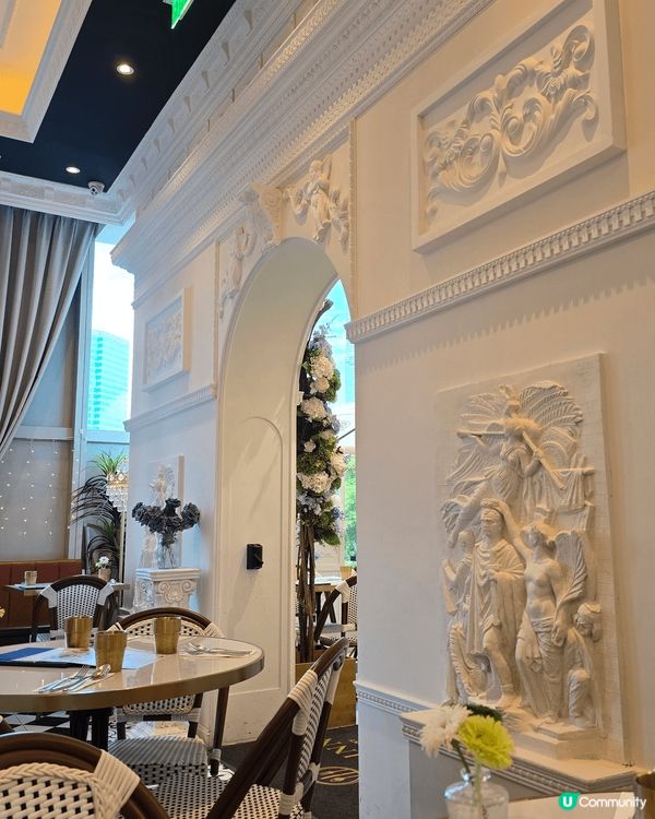 這家位於尖沙咀The one 一身裝潢以歐洲宮廷風既設計來作...