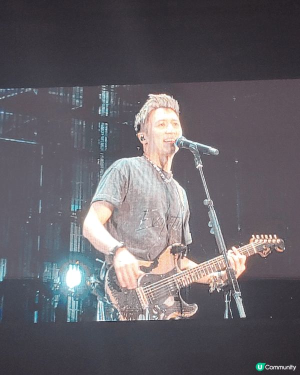 我在公開發售當日，大概3分鐘內成功刷兩張首場演唱會飛，價錢是...