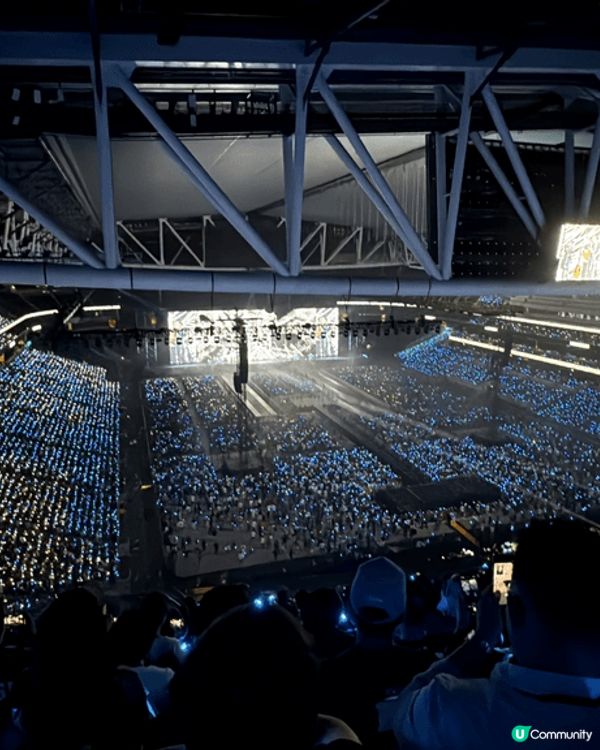 Coldplay嗰場坐最右邊嘅位，就黎睇到後台，好彩仲有個側...