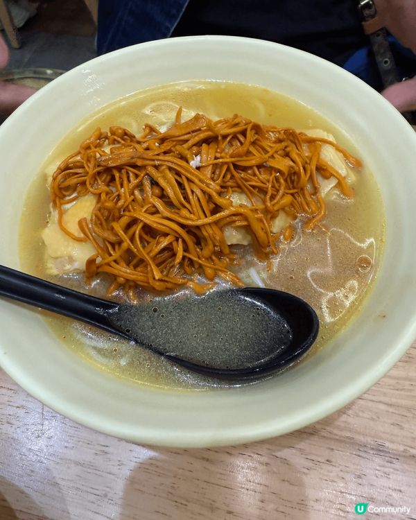 旺角中心對面鳳鳴居，主打醉雞米線。醉雞湯頭偏甜，雞肉幼滑，米...