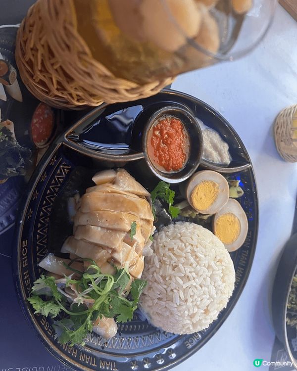新加坡海南雞飯，嫩滑雞肉配香噴噴飯，口感一流！豬手飯啖啖膠質...