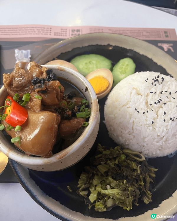 新加坡海南雞飯，嫩滑雞肉配香噴噴飯，口感一流！豬手飯啖啖膠質...