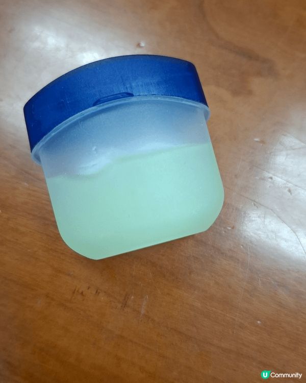 用凡士林打底最干皮膚位置。