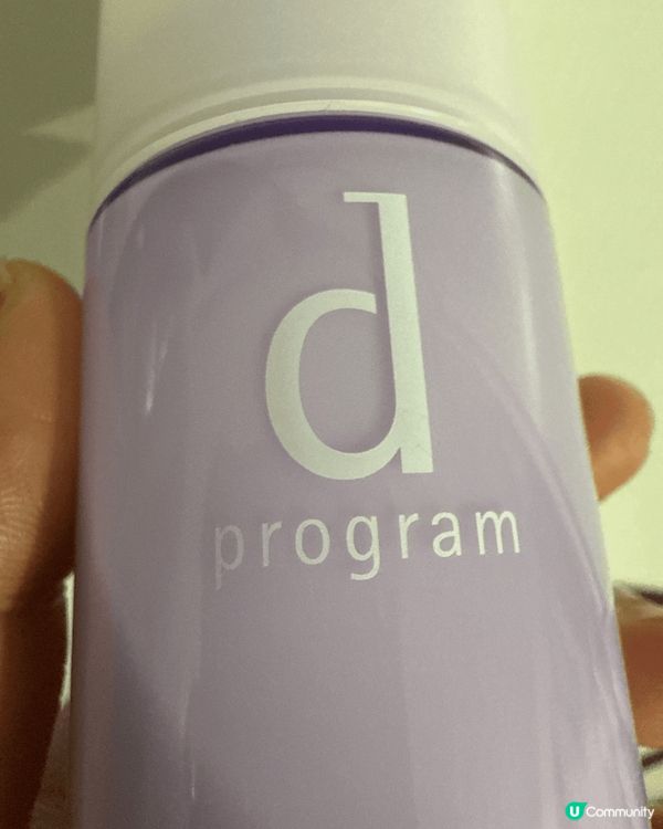 面霜質地十分滋潤沒有黏的感覺，對於敏感肌來說十分合適。