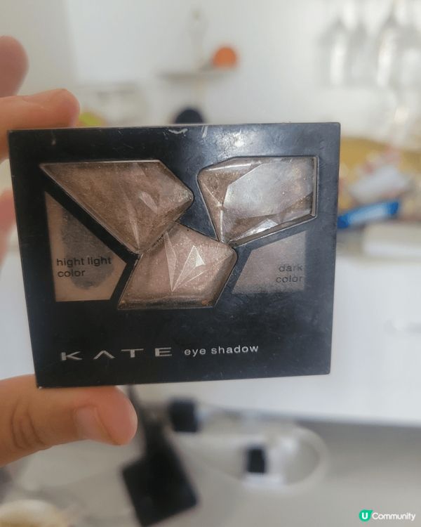 唇彩保濕度夠，ysl唇膏顯色度好。眼影細盒易拎，顯色度夠。