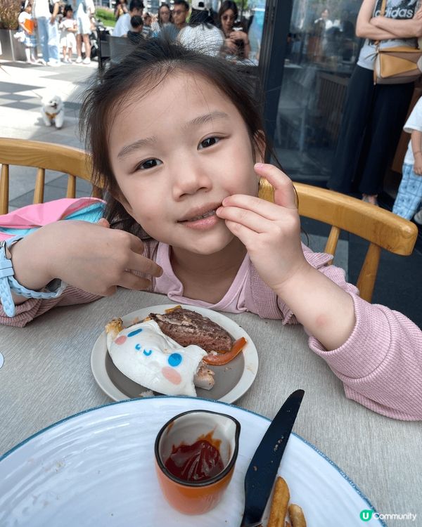 十分推薦去快閃玉桂狗餐廳，內裡有滿滿少女心佈置，以及玉桂狗設...