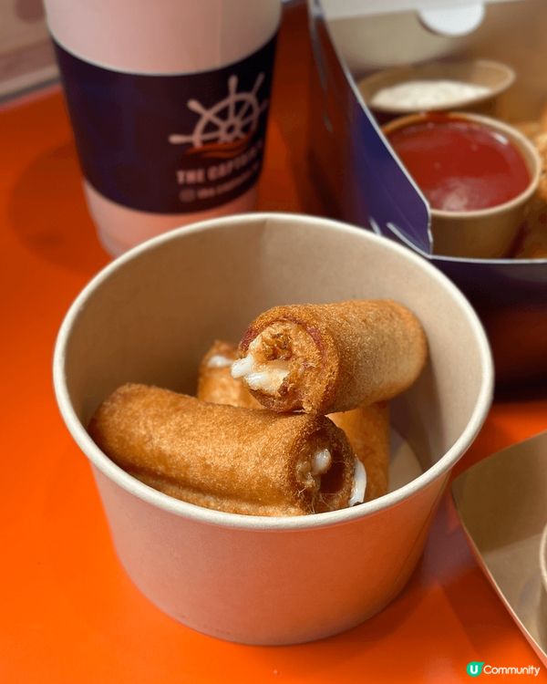 呢間小食店係Airside入面，我係俾佢嘅雙皮奶雞蛋仔吸引到...