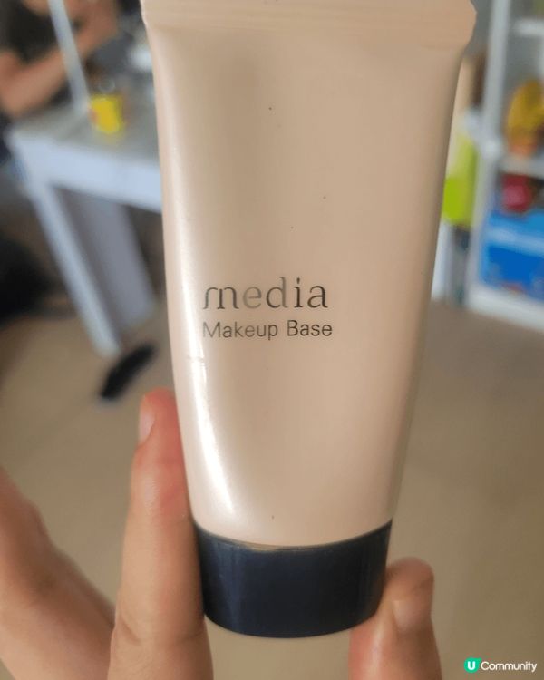 面膜保濕度超夠，價錢實惠。底裝粉紅色，增加面色。唔起紋，推薦...