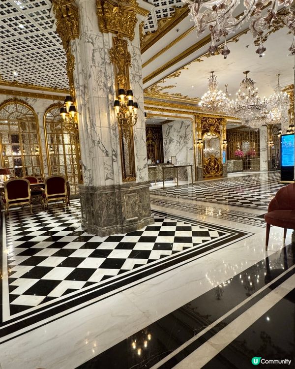 位於炮台山，金碧輝煌的酒店