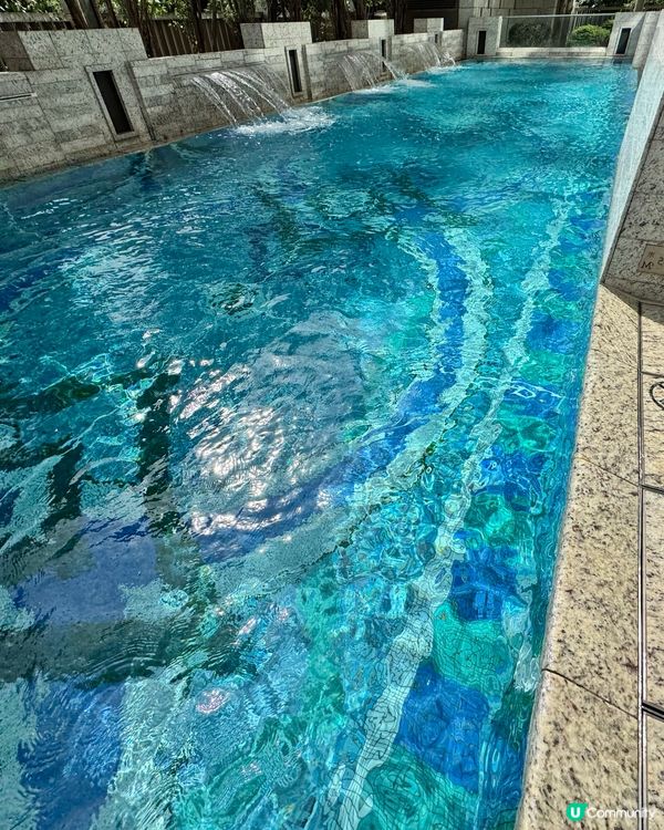 位於炮台山，金碧輝煌的酒店