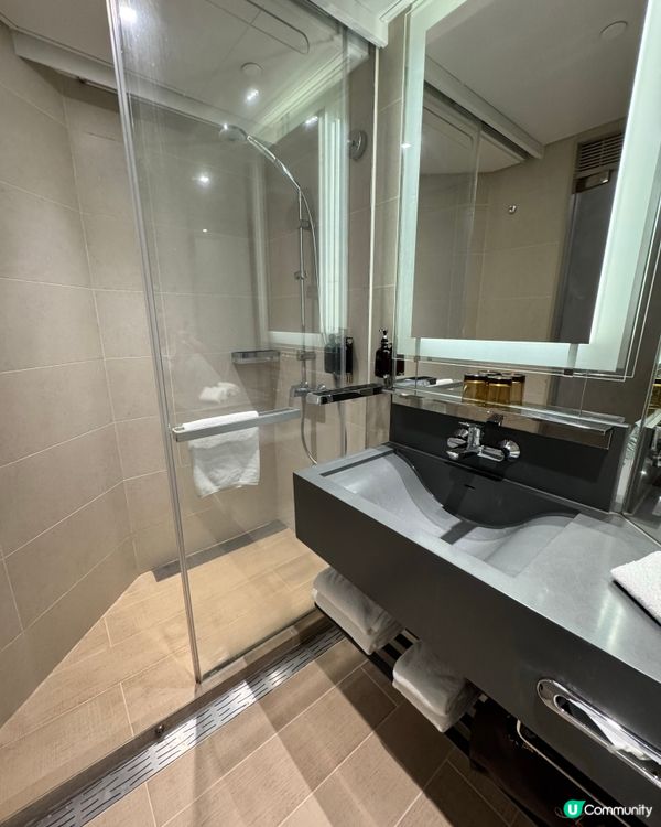 位於炮台山，金碧輝煌的酒店