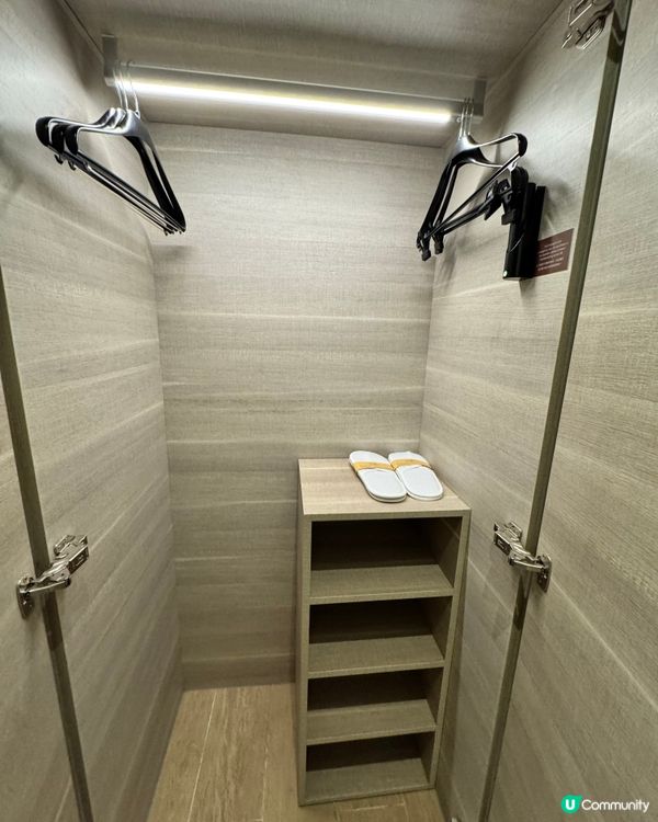 位於炮台山，金碧輝煌的酒店