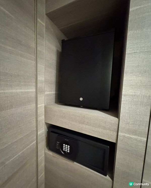 位於炮台山，金碧輝煌的酒店