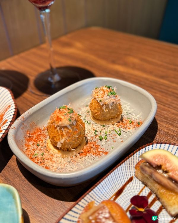 今次揀咗呢間餐廳🤤  
天台環境一流，食物選擇多到眼花撩亂！