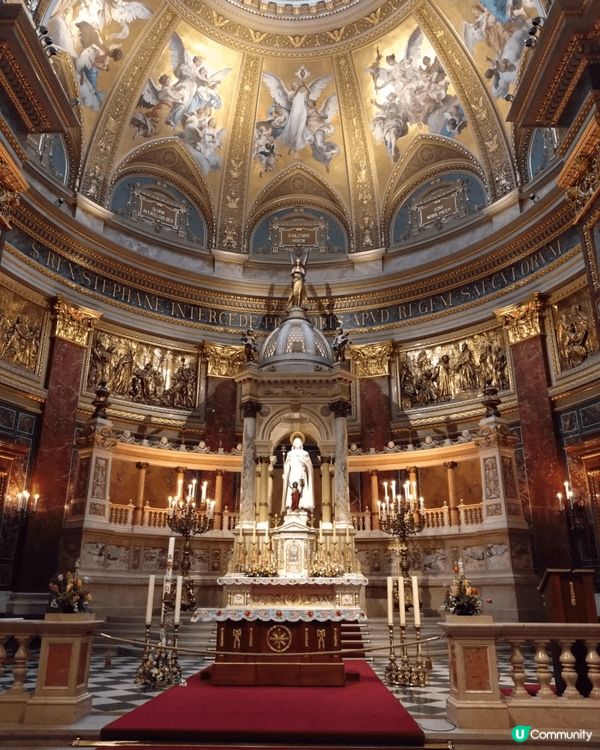 這是匈牙利最美的MCDonald，和天主教堂，很有它的建築風...