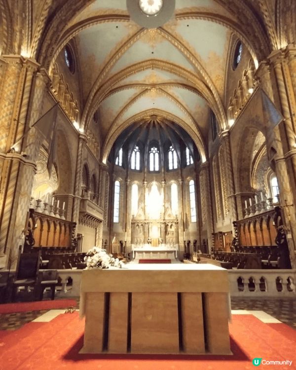 這是匈牙利最美的MCDonald，和天主教堂，很有它的建築風...