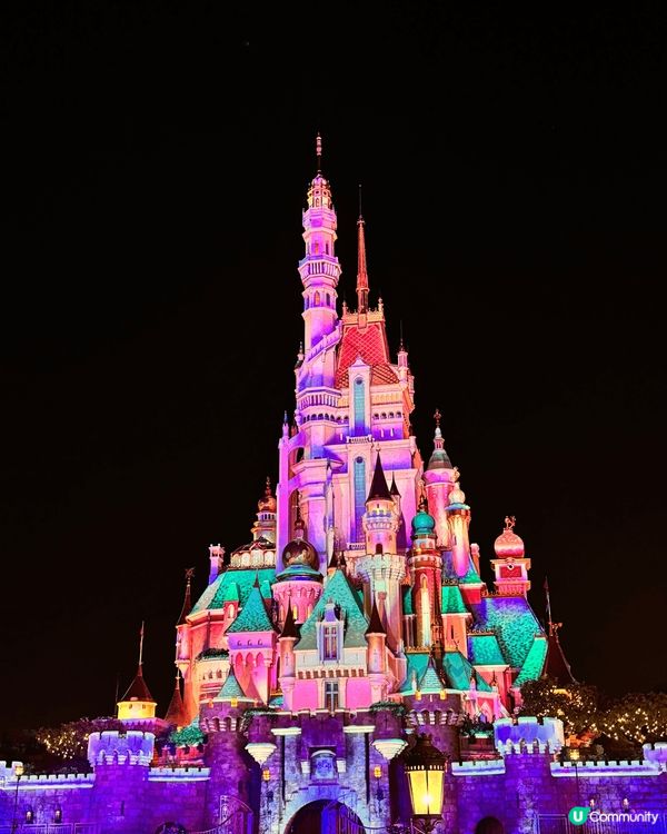 去香港迪士尼遊玩，打卡必影迪士尼城堡，早上影的時候有種華麗感...