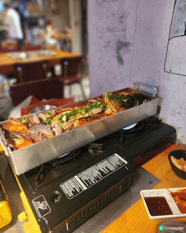 距離地鐵站2分鐘，穿過港匯廣場後巷的暖黃燈箱，推開餐廳的大門...