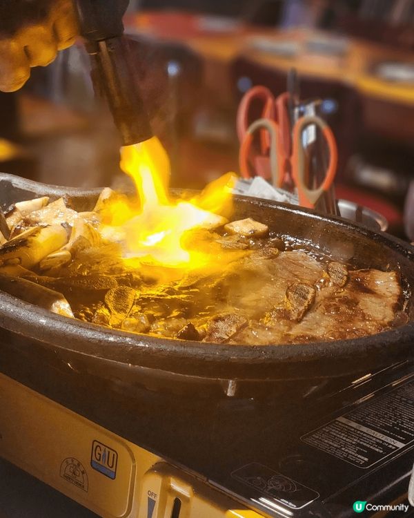 距離地鐵站2分鐘，穿過港匯廣場後巷的暖黃燈箱，推開餐廳的大門...