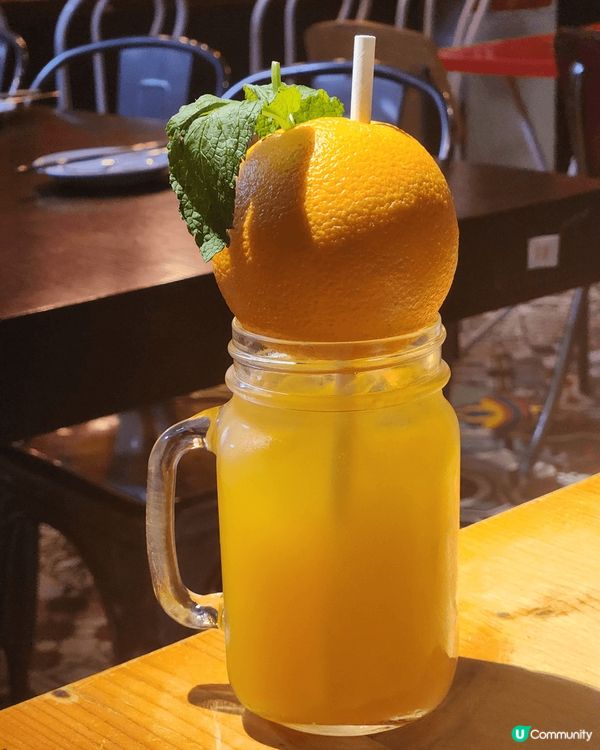 距離地鐵站2分鐘，穿過港匯廣場後巷的暖黃燈箱，推開餐廳的大門...