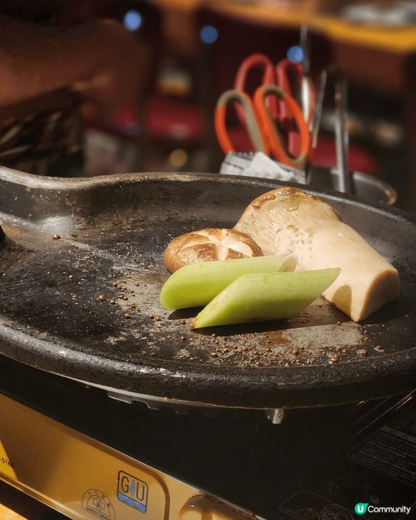 距離地鐵站2分鐘，穿過港匯廣場後巷的暖黃燈箱，推開餐廳的大門...