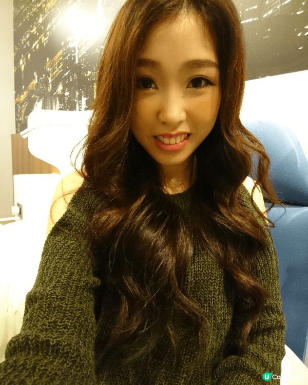 濃妝加曲頭髮，穿塔露肩冷衫裙，打卡在台灣酒店