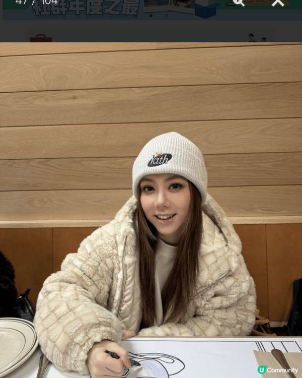 白色帽襯托米白鬆身外套，皮膚顯白，清淡妝容顯青春活力 精神亦...