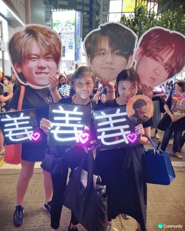 430的銅鑼灣街頭，我拿著燈牌，開心地和女途人合照，雖然大家...