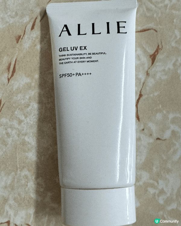 ALLIE base在上妝時使用令妝容更貼服，而且有防曬作用...