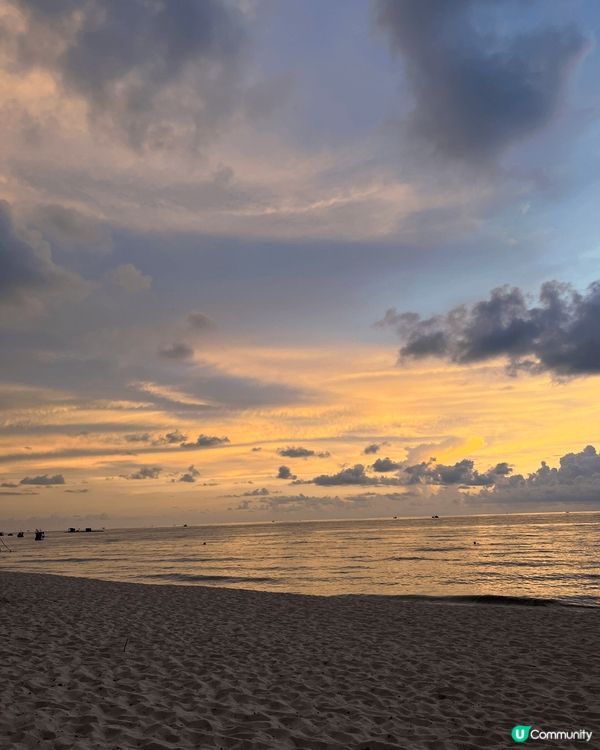 在富國島的東島bãi trường，可以欣賞美麗的沙灘、碧藍...