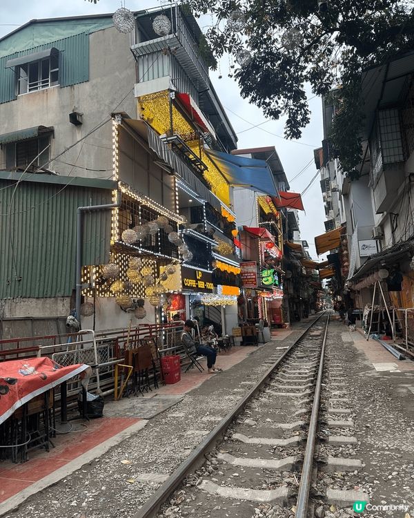 🚂河內火車街係越南河內一條好特別嘅街道，因為條鐵路就喺街中心...