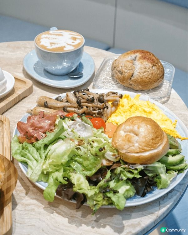 平時都好少去開灣仔食嘢啊，今次經過見到一間純白色拱門透明玻璃...