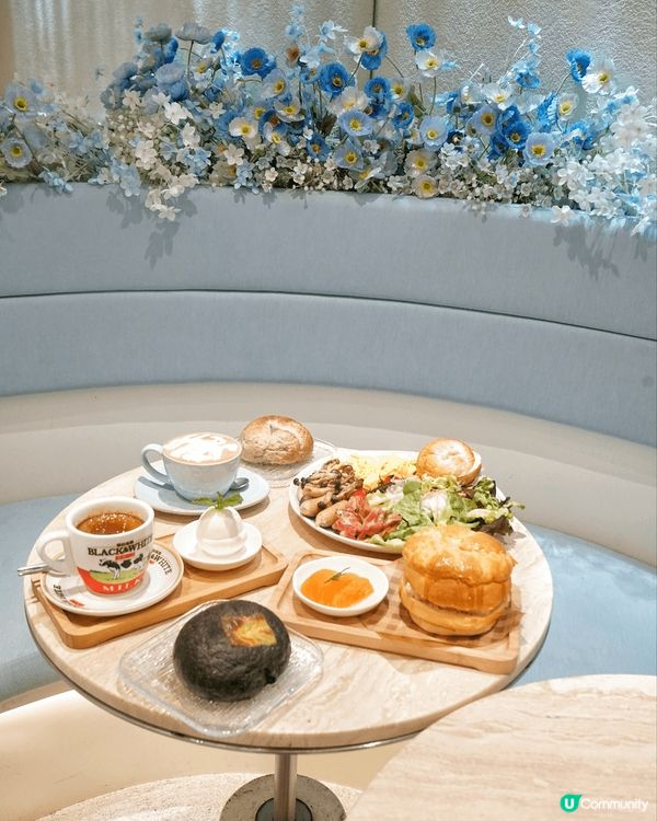 平時都好少去開灣仔食嘢啊，今次經過見到一間純白色拱門透明玻璃...