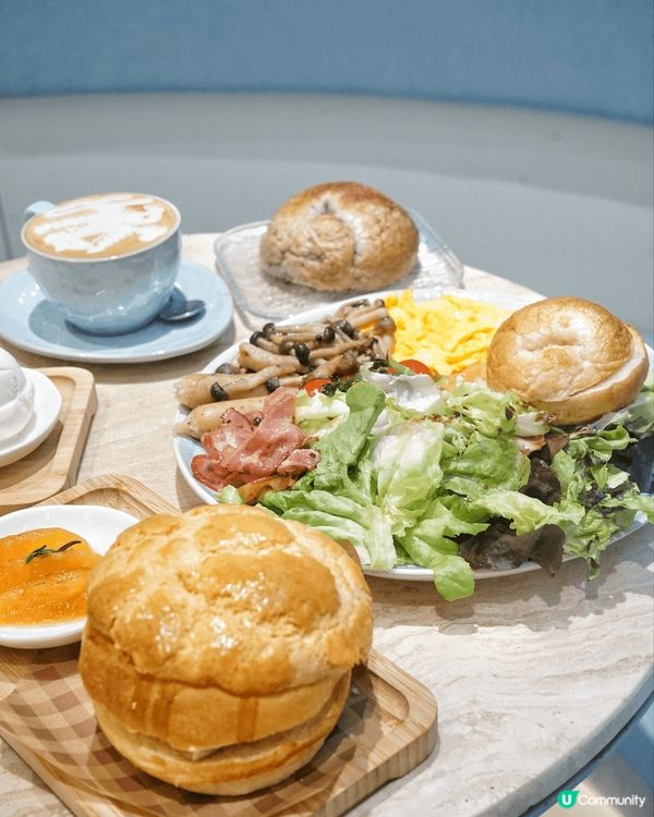 平時都好少去開灣仔食嘢啊，今次經過見到一間純白色拱門透明玻璃...