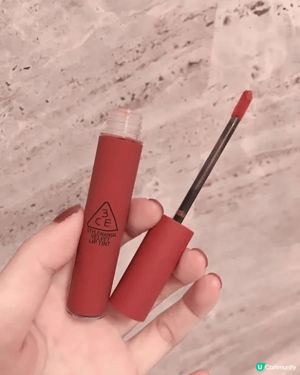 3CE 絲絨染唇唇釉液體質地完成的妝感十分清爽，無須技巧便能...