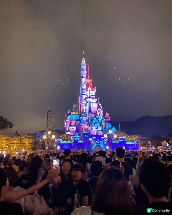 這是香港迪士尼樂園晚間的特別活動-煙花表演，這個表演歷時半小...