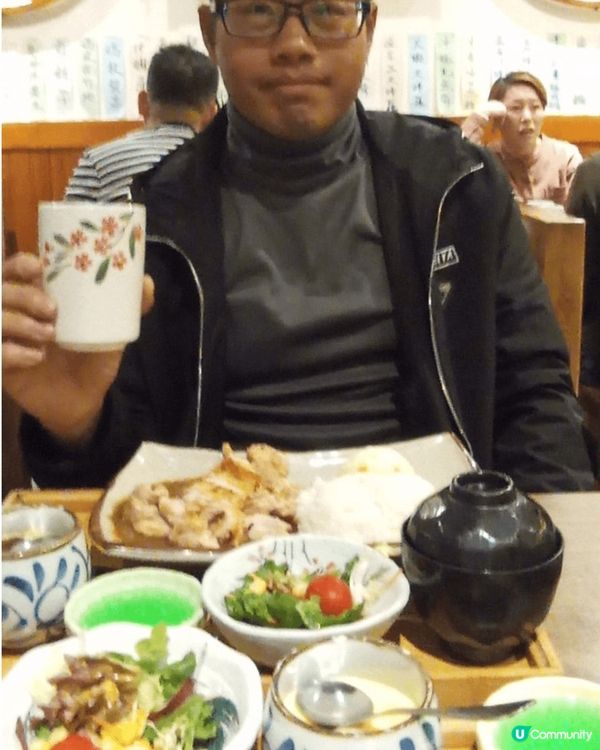 上載的圖片攝於冬季聖誕節,天氣較寒冷,我選擇了灰色樽領上衣+...