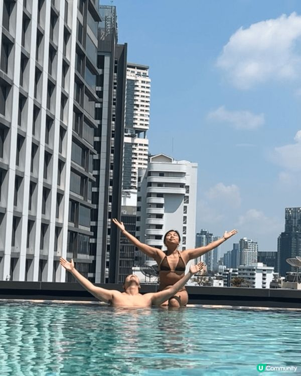 喺風光明媚嘅曼谷酒店泳池 同男友開心嬉水