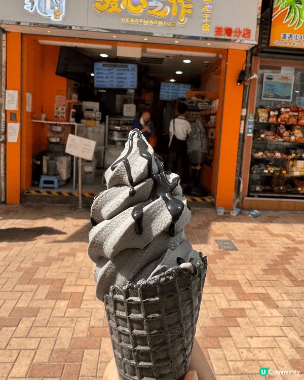 主打芝麻製品，不論菲林筒或軟雪糕，芝麻味都好濃，排隊也值得的...