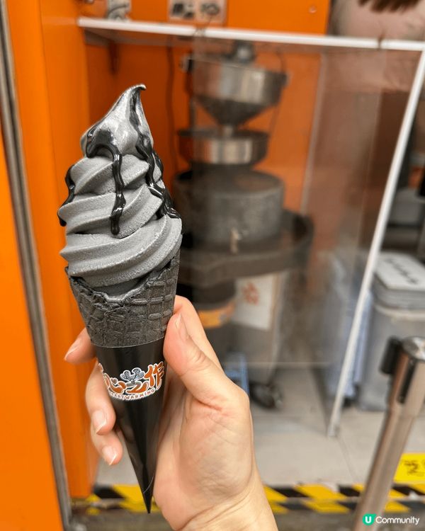 主打芝麻製品，不論菲林筒或軟雪糕，芝麻味都好濃，排隊也值得的...