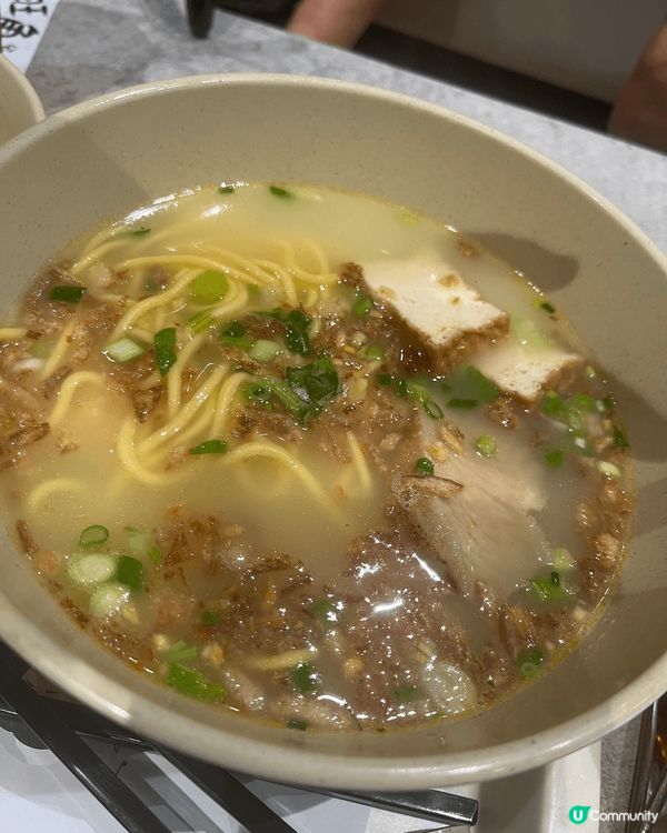 油面淥兩淥就落碗，再淋上熱辣辣的滷水汁——嗰陣濃香即刻撲鼻而...