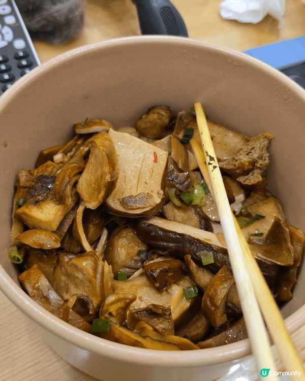 這是在台灣桃園大溪老街裡的一間名叫老阿伯現滷豆乾的店裡，是第...