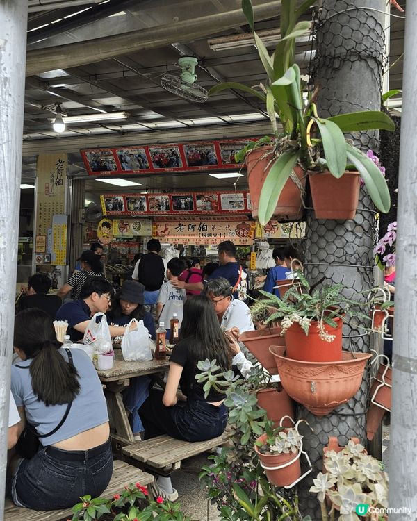 這是在台灣桃園大溪老街裡的一間名叫老阿伯現滷豆乾的店裡，是第...