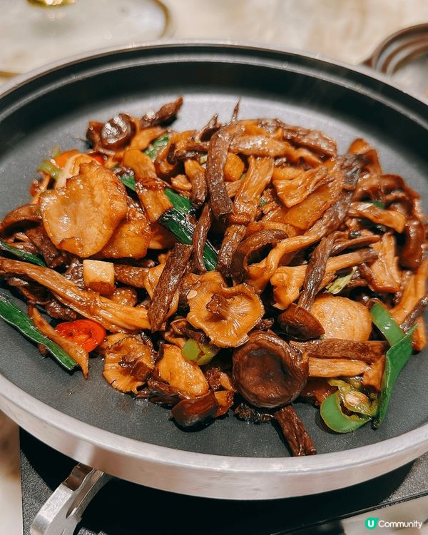 今次要介紹嘅係「綠茶」，係食杭州菜嘅餐廳，要介紹嘅係「龍井烤...